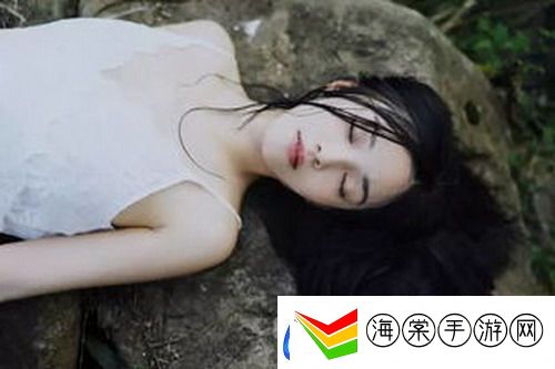 趴在床上双腿叉开能导致疼痛吗：当这个姿势变成习惯，你的身体可能会不堪重负！