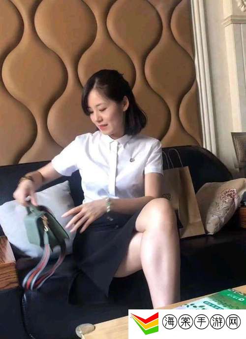 年轻女保险销售员5
