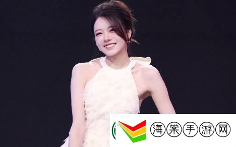 骆歆回应年收入才16万称开场秀衣服都是自费友
