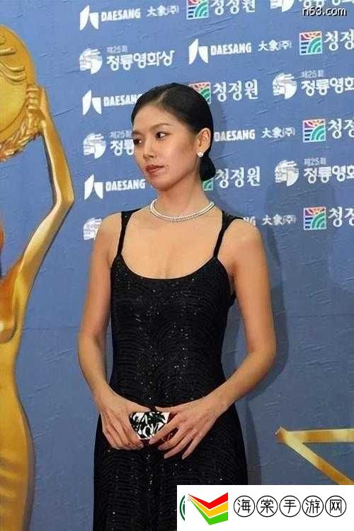 李恩珠领奖时身旁的神秘人物究竟是谁